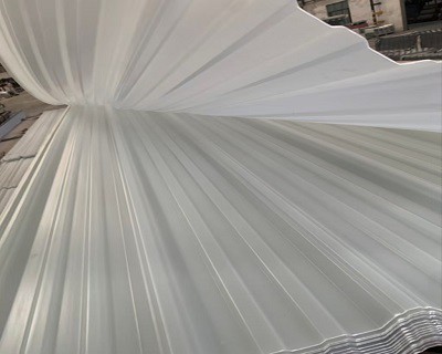 Η ιδέα του σχεδιασμού των ημιδιαφανών φύλλων στέγης: Κατασκευάζοντας μια ενότ...